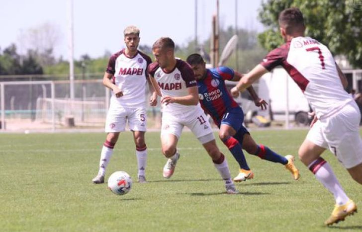 Krilanovich sale jugando con el balón.