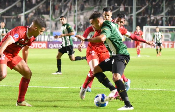 Jeremías Perales se hamaca entre dos rivales.