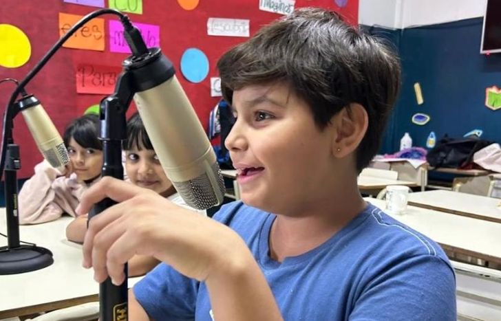 Los chicos graban podcast sobre diferentes temas.