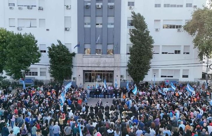 Invitan a los vecinos a llevar banderas.