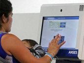 Explican cuál es el trámite que las embarazadas tienen que hacer para cobrar la AUH.