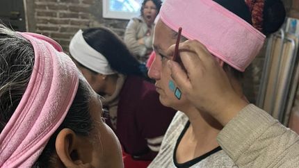 las mamas aprenden maquillaje artistico para festejar con sus hijos