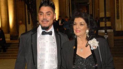 Junto a su hijo.