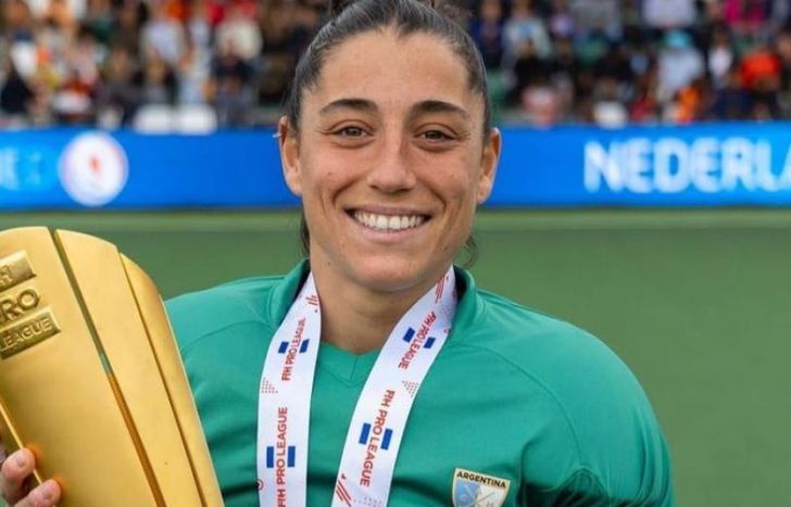 Clara con el trofeo Pro-League.