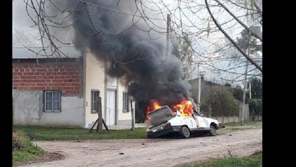 uno de los autos que prendieron fuego en pleno barrio.