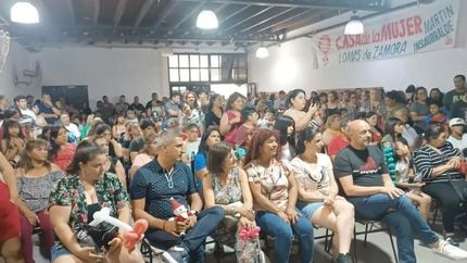 Mucha gente apoyando el trabajo de las alumnas.
