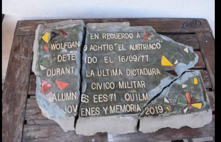La placa hecha por alumnos de Quilmes quedó reconstruida.