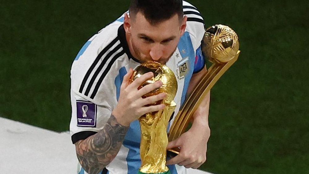 Messi, con sus dos trofeos, vive un momento soñado.