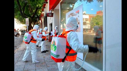 las cuadrillas trabajan protegidas con mamelucos, guantes y mascarillas.