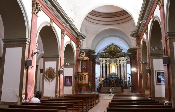 La imagen de la Virgen María en madera fue donada por Juana Zorrilla de Grigera.