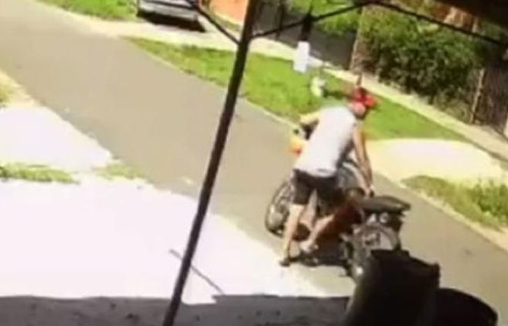 Todo quedó registrado por la cámara de un comercio.