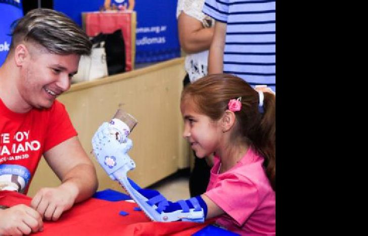 “cada mano, guarda una historia distinta”.