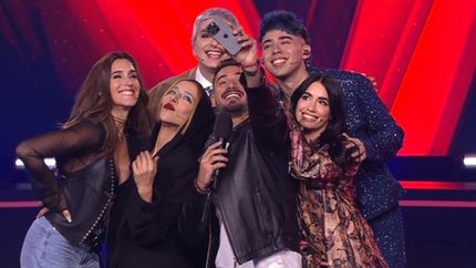 Nico Occhiato y los jurados de La Voz Argentina.
