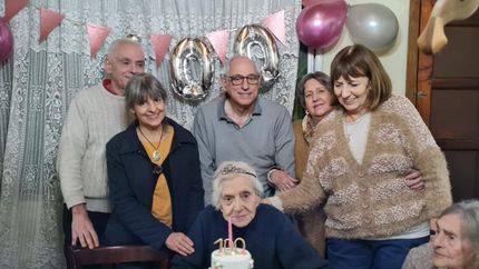 Junto a la familia en el día de su cumpleaños.