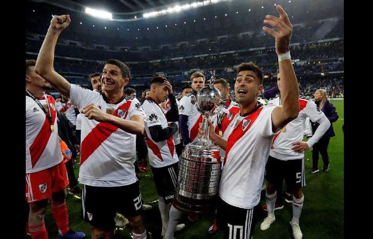 Martínez, con la Copa en sus manos, festeja el nuevo título.