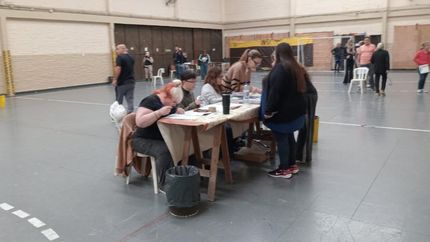 Biombos, mesas y autoridades, en un mismo espacio.