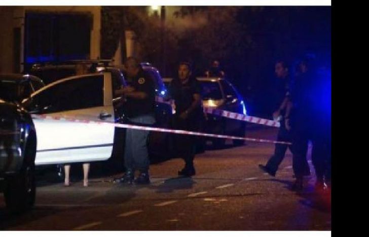 fue atacada por un grupo de delincuentes.