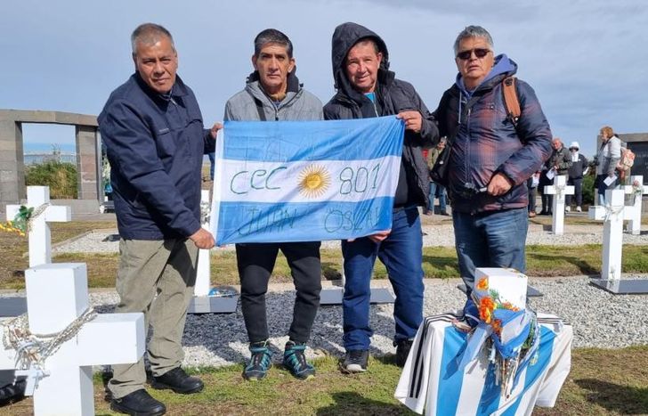 Los veteranos lomenses en el Cementerio de Darwin.