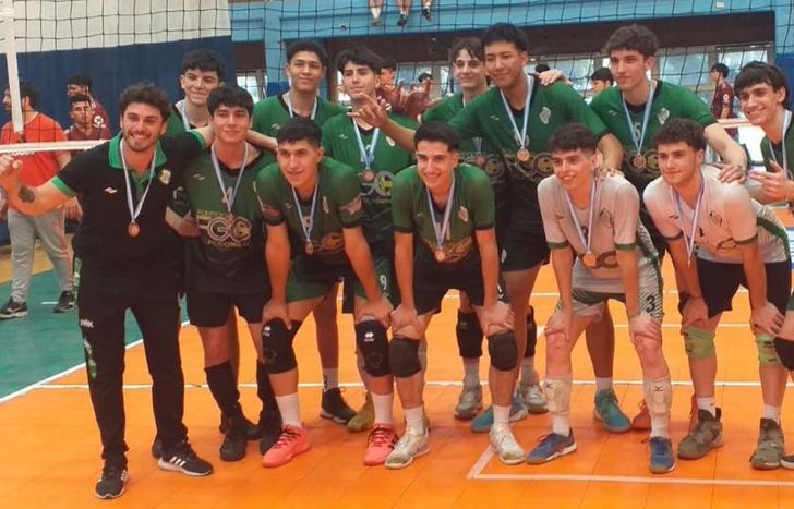 Los Mudos posan con la medalla.