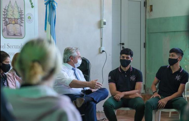 Faltó a clases el día de la visita de Alberto y se viralizó.