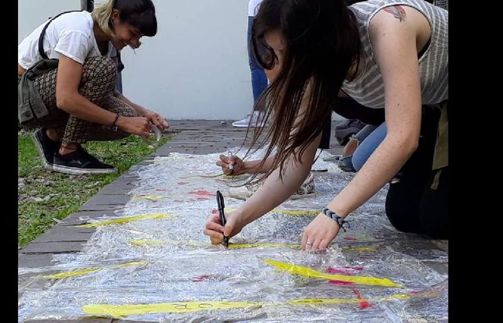 Hubo intervenciones artísticas en la entrada del teatro.