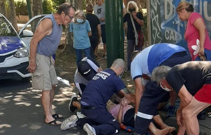 El momento en el que vecinos y médicos asistían a Elena.