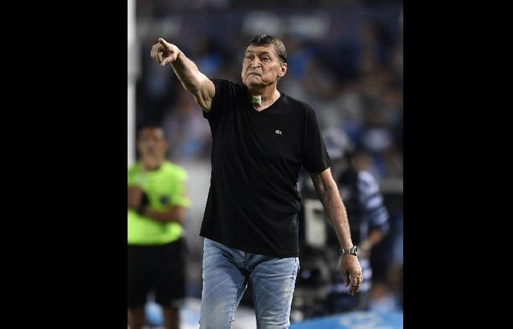 Por estas horas habría definiciones respecto al futuro de Julio Falcioni.