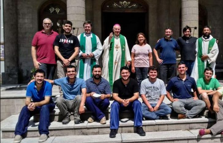 Los seminaristas junto al obispo monseñor Jorge Lugones.