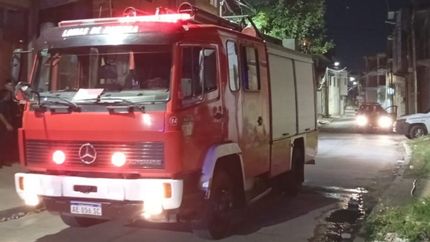 Los bomberos de Lomas asistieron con una dotación para apagar el incendio. Los bomberos de Lomas asistieron con una dotación para apagar el incendio.