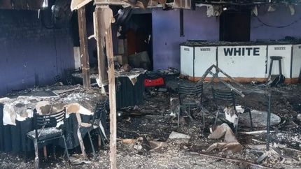 Así quedó el salón tras el incendio.