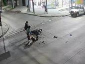 La secuencia quedó filmada por una cámara de seguridad.