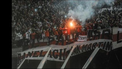 La hinchada de River usó bengalas contra Cerro Porteño.