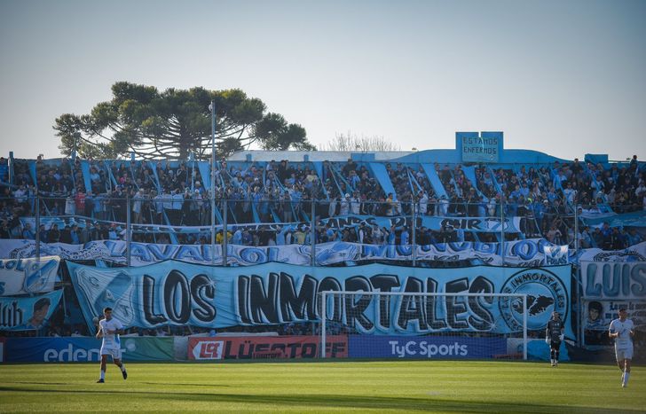 La hinchada de Temperley en el Alfredo Beranger.
