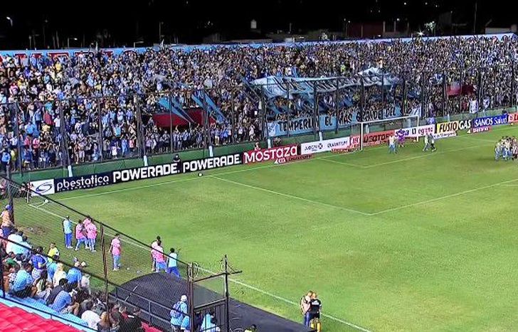 La hinchada de Temperley copando Sarandí.
