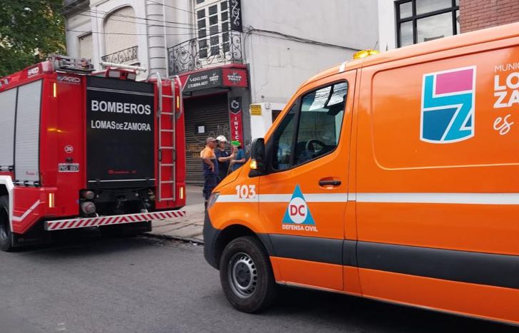 Bomberos de Lomas y Defensa Civil intervinieron en el lugar.