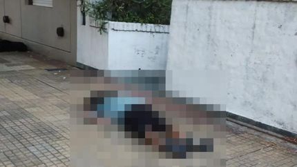 El hombre falleció en plena calle.