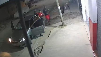 El hecho quedó filmado por una cámara de seguridad.