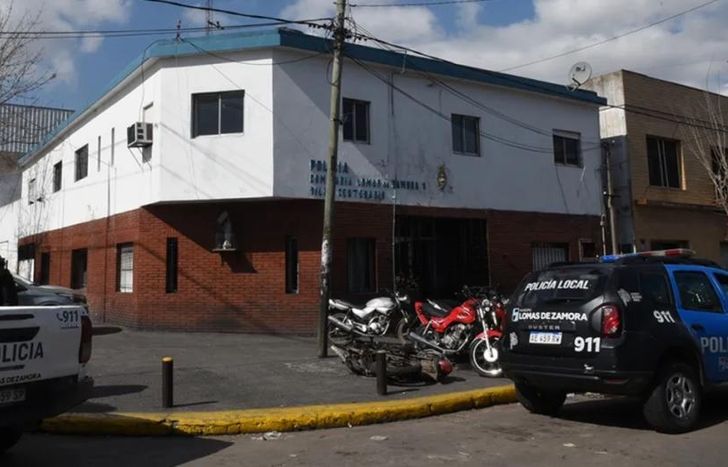 Efectivos de la Comisaría 7ª buscan al asesino.