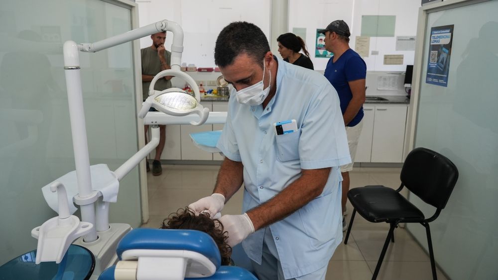 El hospital de Lomas está sobre la Avenida 12 de Octubre y Las Heras. El hospital de Lomas está sobre la Avenida 12 de Octubre y Las Heras.