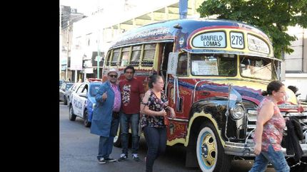 otro viaje al pasado de lomas a bordo de un colectivo antiguo