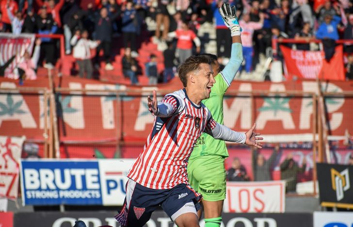 Julián Navas sentencia el partido en favor de Los Andes.
