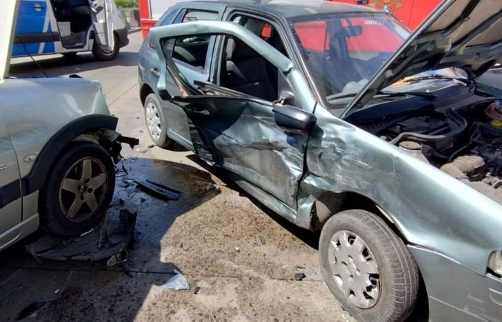 El impacto entre los vehículos dejó a una de las acompañantes atrapada.