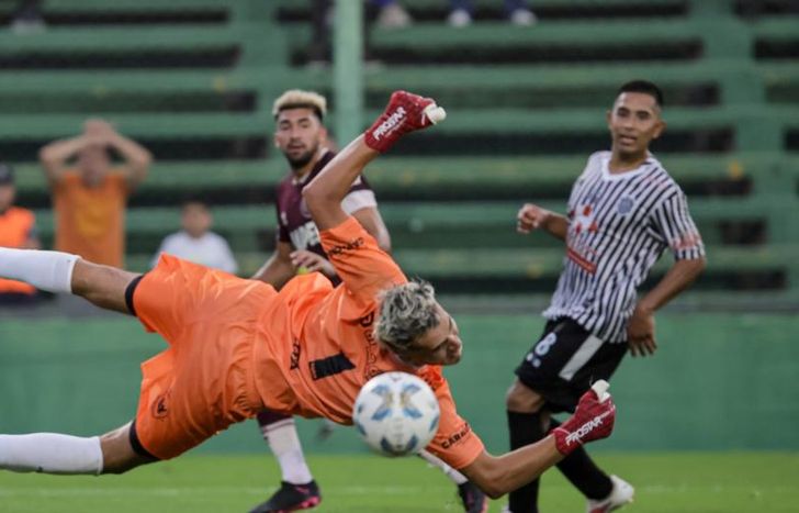 Una de las grandes atajadas de Carretero ante Lanús.