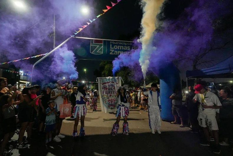 Con sus indumentarias especiales, redoblantes y tambores, los murgueros acapararon la atención de grandes y chicos
