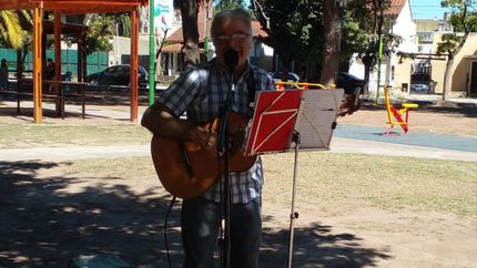 La música en vivo gracias al artista, Gabriel Orue.