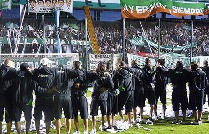 Hinchas y plantel se unían por el sueño del título en 2009.