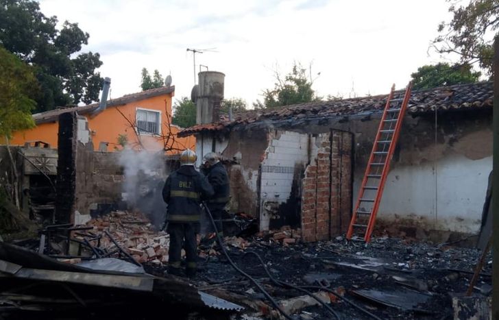 La casa quedó destrozada por las llamas.