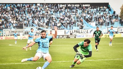 Gabriel Hauche marca el primero de Temperley. Gabriel Hauche marca el primero de Temperley.