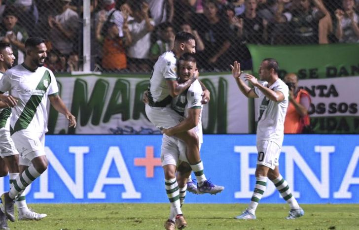 Todos abrazan a Quirós, autor del 1-0 en el Florencio Sola.