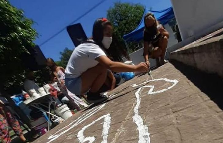 Las chicas repintaron las siluetas.